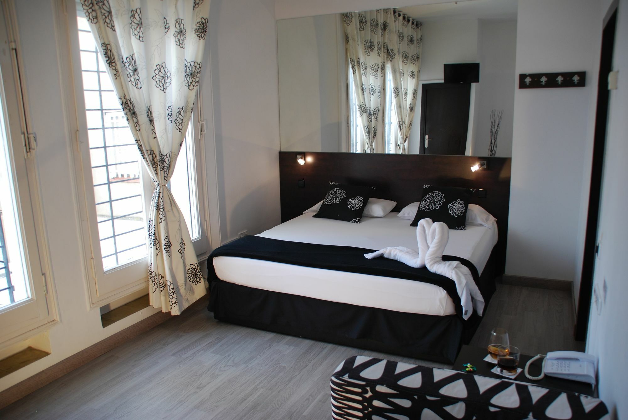 Hotel Casita Amarilla Барселона Екстериор снимка