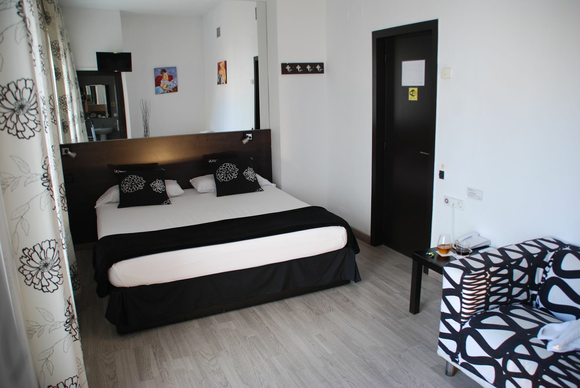 Hotel Casita Amarilla Барселона Екстериор снимка